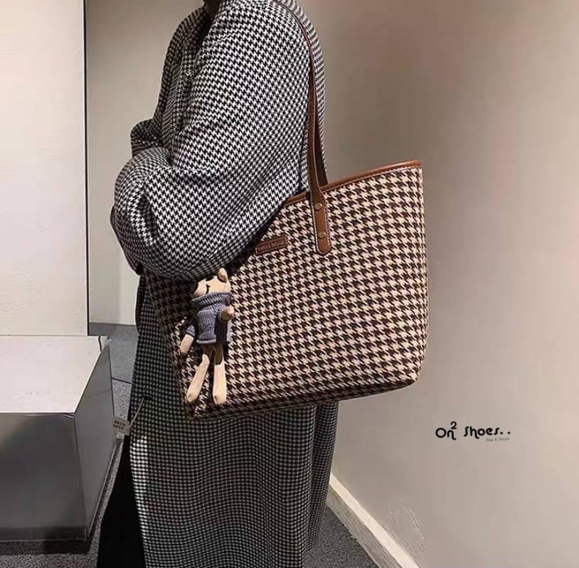 กระเป๋าสะพายแฟชั่นทรงชอปปิ้ง หนังลายชิโนริ ใบใหญ่จุของได้เยอะเลย มาพร้อมพวงกุญแจหนูพร้อมส่งน้า