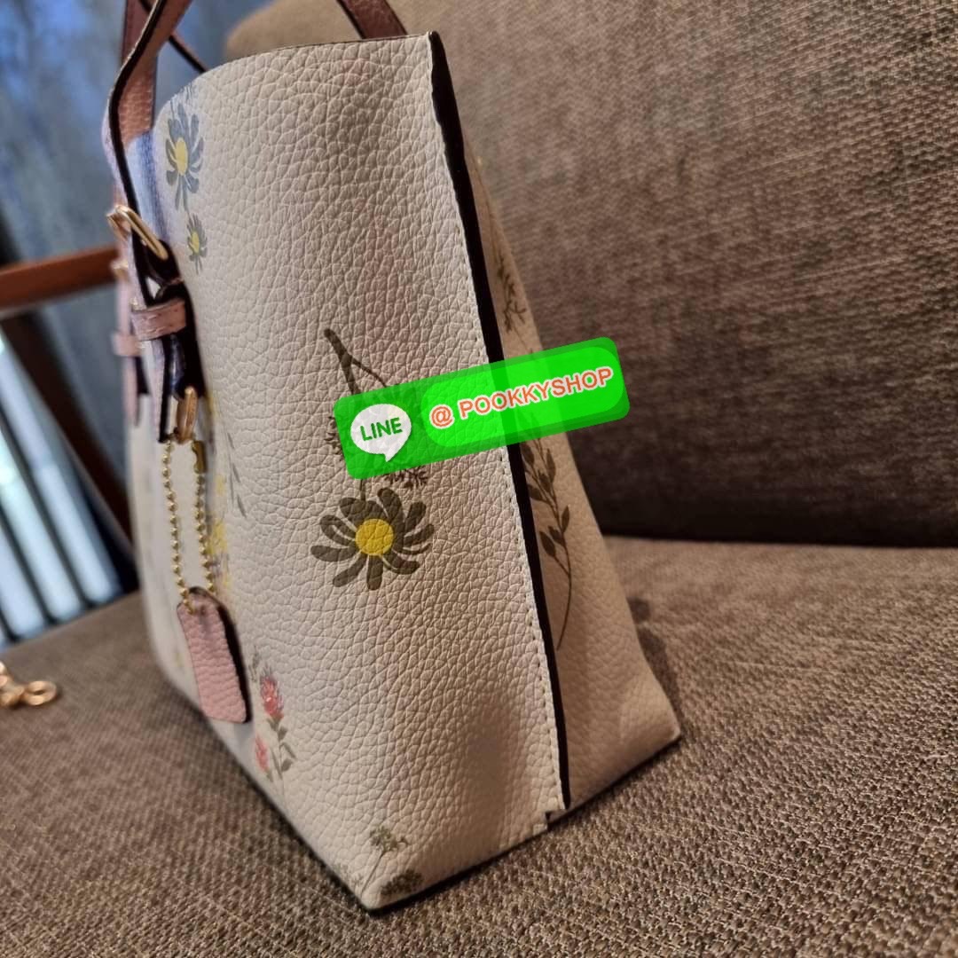 COACH C4084 MOLLIE TOTE 25 WITH SPACED WILDFLOWER PRINT ดีไซน์ใหม่ล่าสุด กระเป๋าโท้ทไซส์เล็กที่สาวๆต่างก็ต้องปักใจรัก รอบนี้น้องถูกเติมแต่งลวดลายดอกไม้ เพิ่มดีเทลความน่าใช้ไปอีก วัสดุหนัง pepble เรียบหรูดูดีม้าก!! ภายในโล่งกว้าง มีช่องซิปกลางใส่ของได้ ขนา
