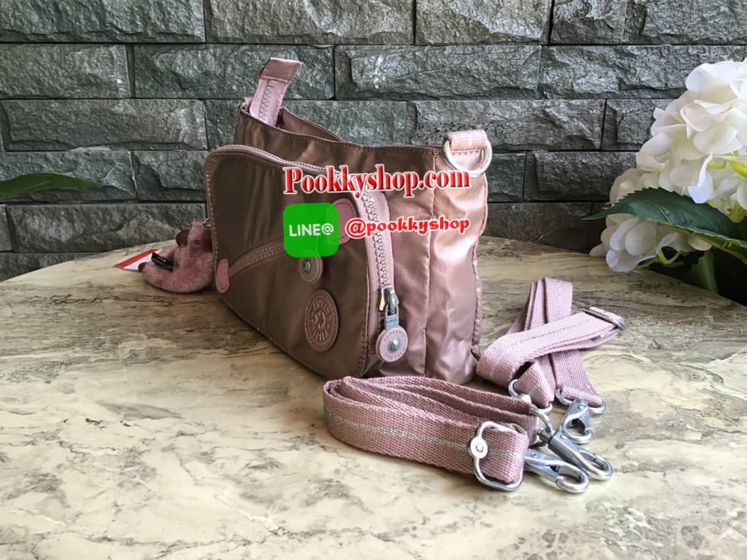 Kipling milos crossbody bag (K13696) กระเป๋าสะพายข้าง crossbody ขนาดกำลังดี มี 2 สาย สายสะพายสั้น ถือเป็นทรงพอรช์(pochette)ถอดเปลี่ยนสลับกับสายยาวได้ มีช่องซิปใช้งาน3ช่อง 2ช่องใหญ่ภายในมีเล็กแยกเป็นสัดส่วน ใส่มินิไอแพค กระเป๋าสตางค์ยาวได้ ด้านหน้ามีช่องซิ