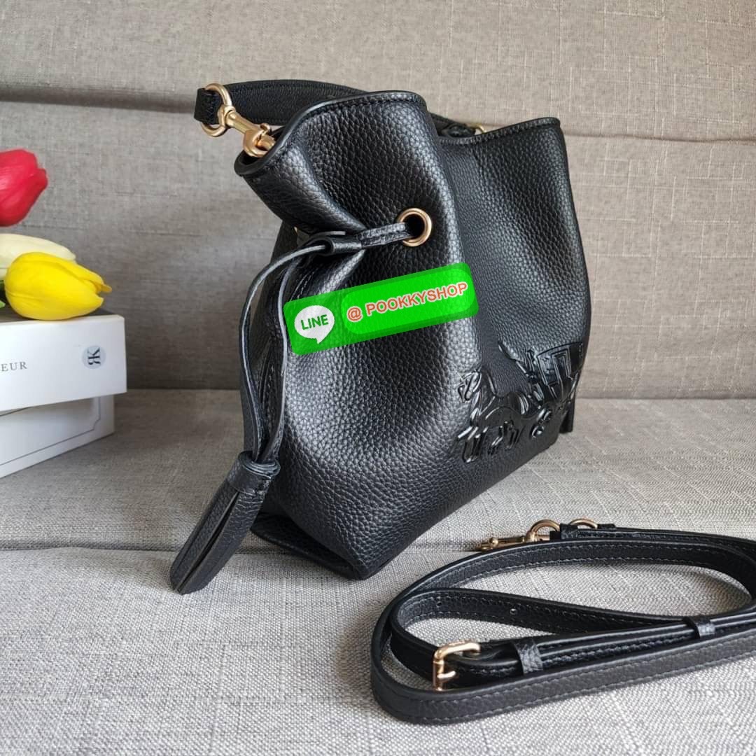 COACH ANDY CROSSBODY WITH HORSE AND CARRIAGE (COACH CA213) กระเป๋าสะพายคอสบอดี้ ดีไซต์สุดเก๋ วัสดุหนังแท้ทั้งใบ กระเป๋าเอนกประสงค์ ด้านในมีซิป รูดปิดด้วยเชือกและกระดุมแม่เหล็ก ซับในด้วยผ้า ด้ามถอดได้ ดรอป 5 1/4"สายสะพายถอดได้ สายสะพายยาว 21" สำห