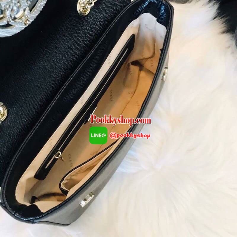 Guess Open Road Crossbody bag กระเป๋าสะพายข้างรุ่นใหม่ชนช้อปจากGuess สะพายได้ทั้งสายคู่และสายเดี่ยวในสไตล์ครอสบอดีร์ก็ได้ สายสะพายโซ่ต่อหนังไม่เจ็บบ่า วัสดุหนังsynthetic เปิดปิดด้วยกระดุมแม่เหล็ก2ตำแหน่ง ภายในใช้งานหลัก ช่องมือถือ และช่องซิป ใส่มินิไอแพค/