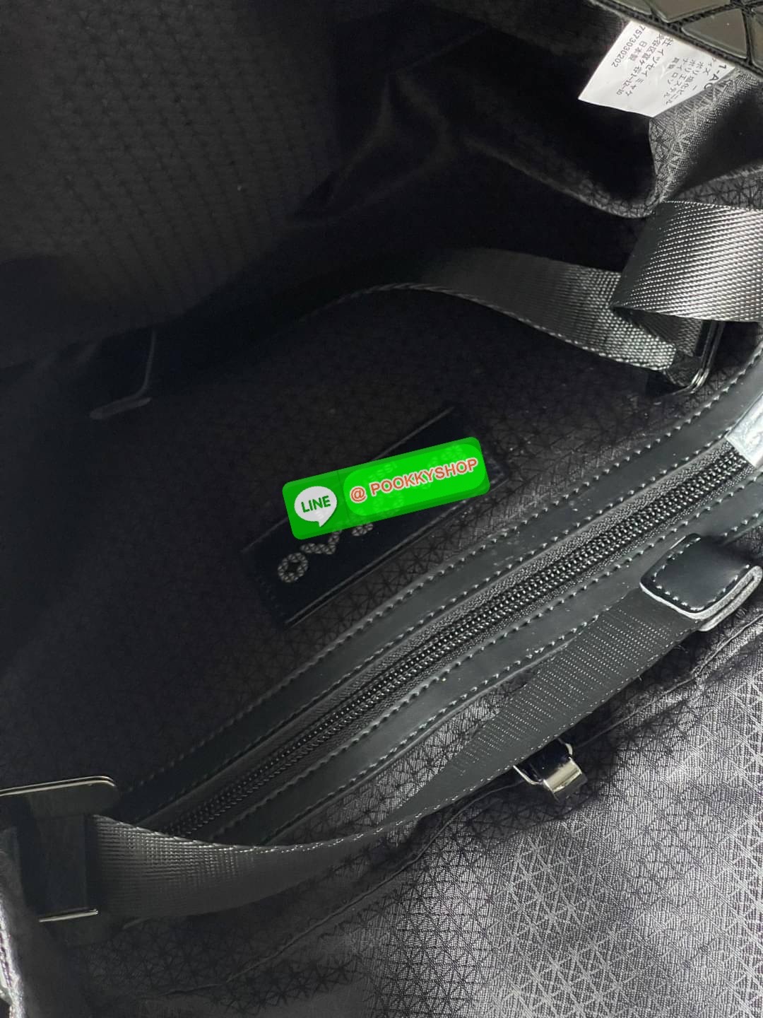 💕Baobao Issey Miyake Prism Sac ชาวมินิมอลทั้งชายและหญิงต้องถูกใจรุ่นนี้ เพราะ Prism Sac เป็นกระเป๋าแบบ unisex ที่มาพร้อมกับความเรียบง่ายของวัสดุเนื้อแมตต์ แต่ให้ลุคสไตล์เท่แบบคูลๆ โดดเด่นด้วยดีไซน์ที่ออกแบบมาให้ใช้งานที่ง่าย ตอบโจทย์ทุกสถานการณ์ฝา