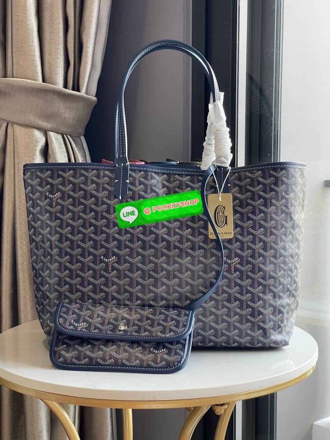 💕 Goyard Saint Louis Pm Bag กระเป๋าสุดคลาสสิกจากแบรนด์เก่าแก่ของฝรั่งเศส ความพิเศษคือแต่ละใบต้องเพนท์ลายโมโนแกรม Chevron ด้วยมือเท่านั้น จึงเป็นเหตุผลที่กระเป๋า Goyard กลายเป็นหนึ่งในกระเป๋าที่คนต้องการ โดยเฉพาะรุ่น St. Louis Tote ที่ว่ากันว่าเป็น