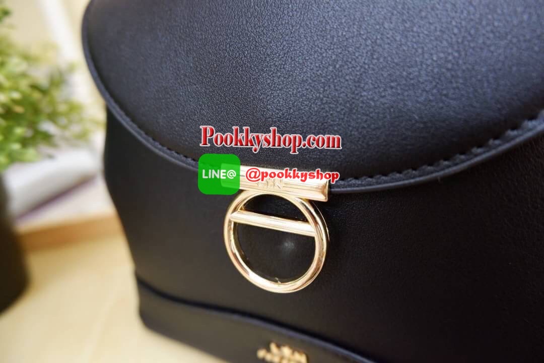 Lyn กระเป๋าหิ้วมาพร้อมสายสะพาย ขนาดกลางๆไม่เล็กไม่ใหญ่ ดีไซน์สวยน่ารัก ด้านในมีป้ายโลหะปั๊มแบรนด์ ใต้กระเป๋ามีหมุดรองทั้ง 4 มุม รูปทรงสวยเก๋ขนาดนี้ ไม่มีไม่ได้นะคะ