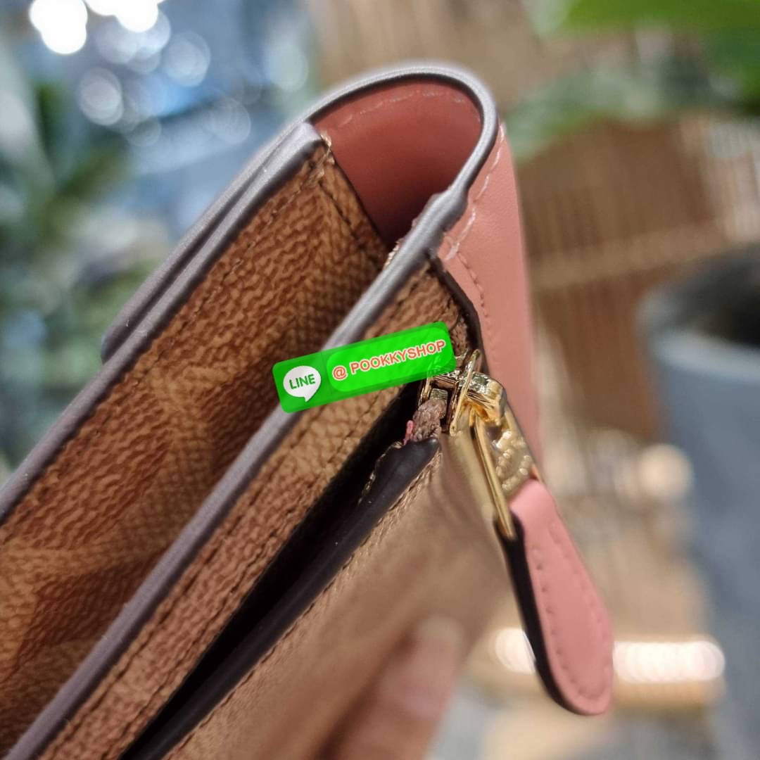 COACH 31547 SOFT WALLET IN COLORBLOCK SIGNATURE CANVAS คัมแบคแล้วน้า กับไอเท็มหายาก กระเป๋าสตางค์ใบยาวแบบพับ ขนาดกำลังสวย ดีไซน์คลาสสิคเอกลักษณ์ วัสดุหนังแคนวาสเคลือบลาย เปิด-ปิดด้วยกระดุม ภายในใส่บัตรได้เยอะ ใส่ธนบัตรได้สบายๆ ใบจริงสวยปังทุกสี ใครมองหากร