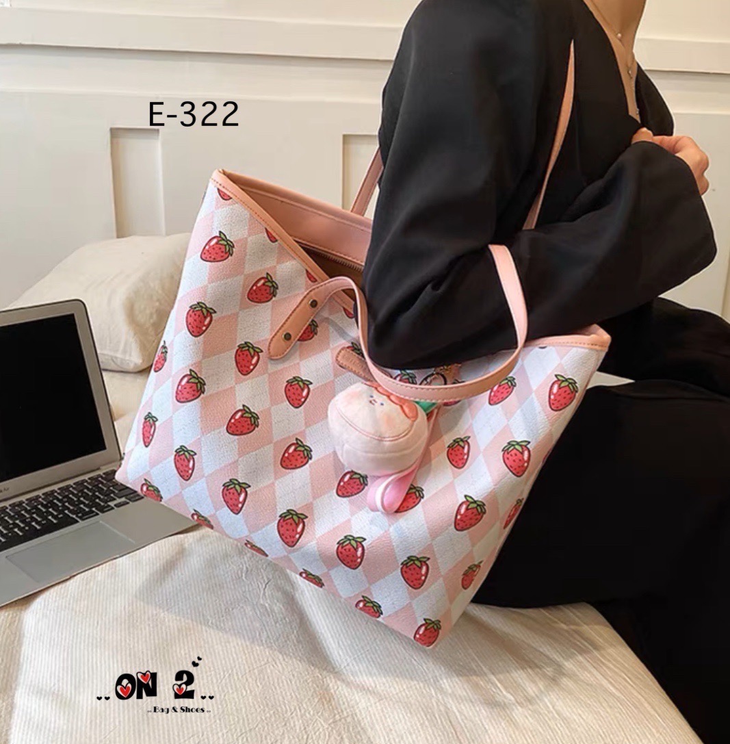 NEW-IN 🤎 Tote bag ทรงนี้จุได้เยอะมากๆค่า ใส่ I Pedได้นะคะ มาใหม่ ลายสตรอเบอรี่ สวยน่ารักมากค่ะ แนะนำสุดๆค้า จุได้เยอะ