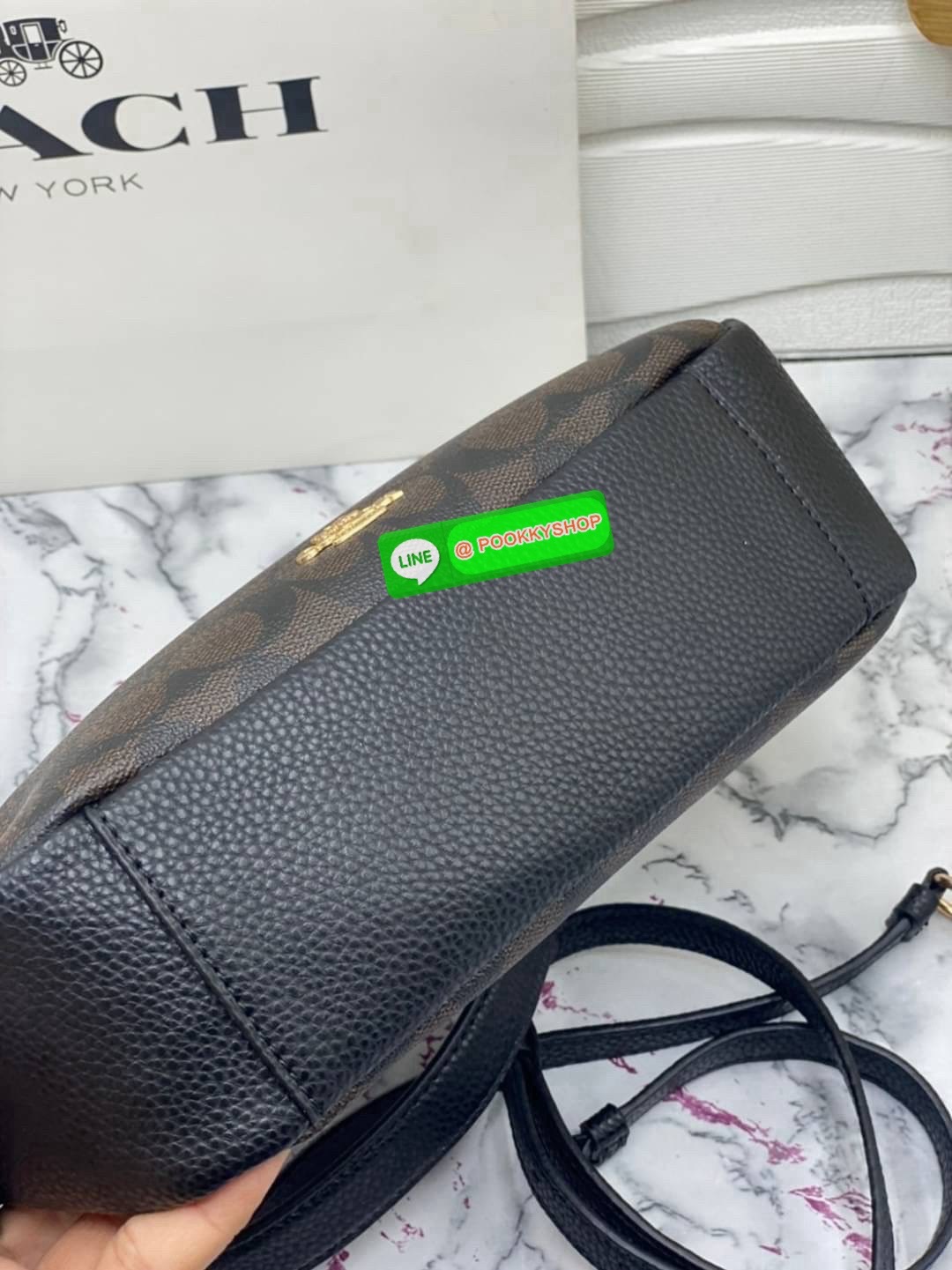 สะพายแล้วไม่ต้องพูดอะไร… คนก็รู้ว่าเรามีรสนิยม Coach C7223 – Swinger 20 รุ่นฮิต ลาย C คลาสสิก แต่งขอบหนังแท้ขาว ใบเล็กพกง่าย แต่ทรงสวยเก๋ ถือก็ได้ สะพายก็เป๊ะ ใช้ได้ทุกวันไม่มีเบื่อ แมตช์กับลุคไหนก็เข้า… เพราะความเรียบมีพลังในตัวเองค่ะ