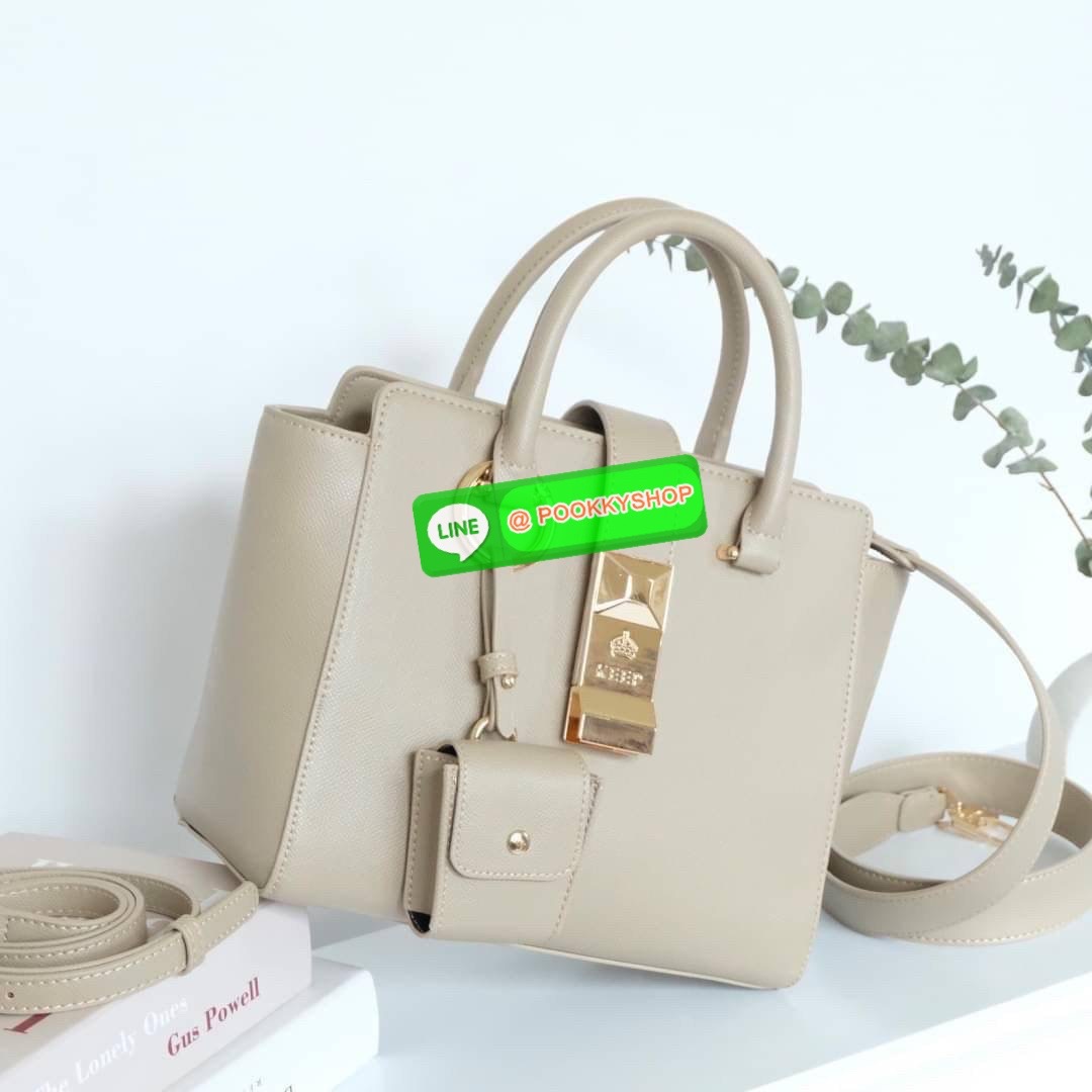 สินค้าเข้าใหม่ กระเป๋า Handbag ฟังชั่นครบที่อยากแนะนำ 👜 KEEP รุ่น ‘ 𝗩𝗔𝗟𝗘𝗡 HANDBAG ‘ **พิเศษ !! รุ่นนี้ตัวกระเป๋าทำจาก หนัง Microfiber ลาย Epsom ที่เป็นพื้นผิวสัมผัสมีลายตารางเล็กน้อย สวยหรู ทนทาน น้ำหนักเบา