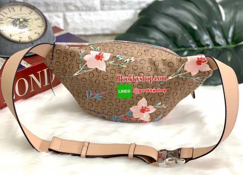 New arrival !! GUESS G LOGO FANNY PACK BELT BAG พร้อมส่ง รุ่นแนะนำเลยค๊าา กระเป๋าคาดเอว//คาดอก ได้ วัสดุ pvc อย่างดี หนังนิ่มดีมากค่ะ ตัวกระเป๋าออกแบบลาย G ทั้งใบ ผสมลาย multi floral เข้ามาได้สวยงามน่าใช้มากๆค่ะ ด้านหน้ามีโลโก้แบรนด์ และช่องซิปเล็กสำหรับใ