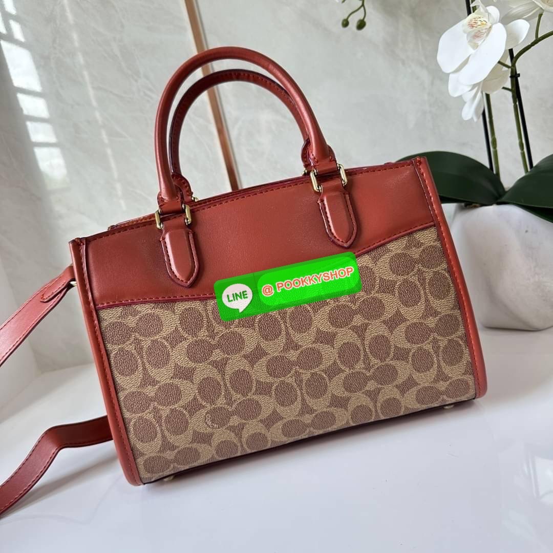 COACH BROOKE CARRYALL 28 (CE733) กระเป๋าถือหรือสะพายข้าง สุดหรู ลุคคุณนาย ให้วัสดุแคนวาสตัดหนังแท้ ภายในกว้าง แบ่งช่องเป็นสัดส่วน มีช่องซิปตรงกลาง สายสะพายถอดออกได้ จะถือหรือสะพายแมทซ์ได้หลายลุคเลยค่ะ