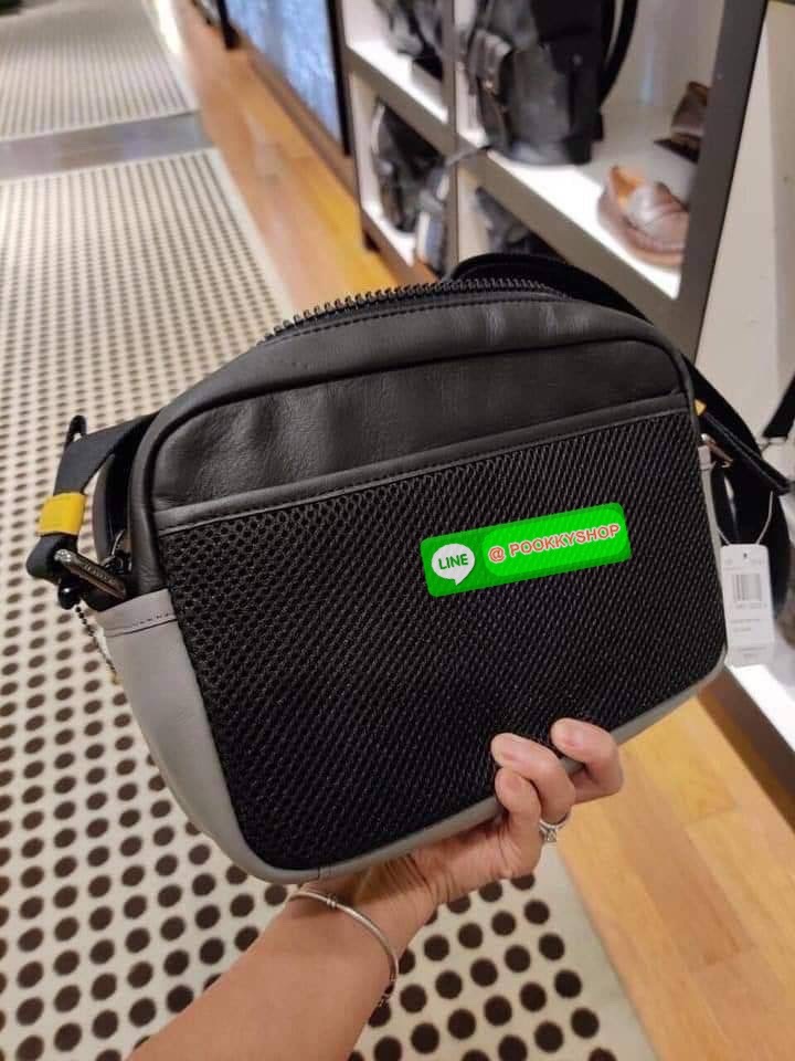 COACH 2373 EDGE CROSSBODY ความเท่ never die!! กระเป๋าครอสบอดี้ทรงยอดฮิต ที่หนุ่มๆไม่ควรพลาด รูปทรงดีไซน์คลาสสิค ใช้งานง่าย วัสดุหนังแท้สลับแคนวาส โดดเด่นด้วยลูกเล่นโทนสี ตัวกระเป๋ามีซิปหลัก และซิปด้านหน้า พร้อมช่องแยกด้านหลัง ใส่ของไปเลยเน้นๆ ใส่โทรศัพท์ม
