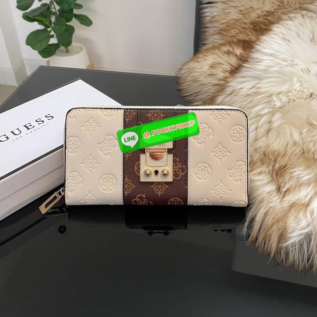 Guess Long Wallet กระเป๋าเงินใบยาวซิปรอบ ด้านหน้ามีโลโก้แบรนด์สีเข้ากระเป๋าสวยสะดุดตา รุ่นนี้มีสายคล้องมือมาให้ เพื่อใช้งานง่ายและสะดวกมากยิ่งขึ้น ด้านในมีช่องใส่ธนบัตร ช่องใส่บัตร และช่องซิปใส่เหรียญค่ะ