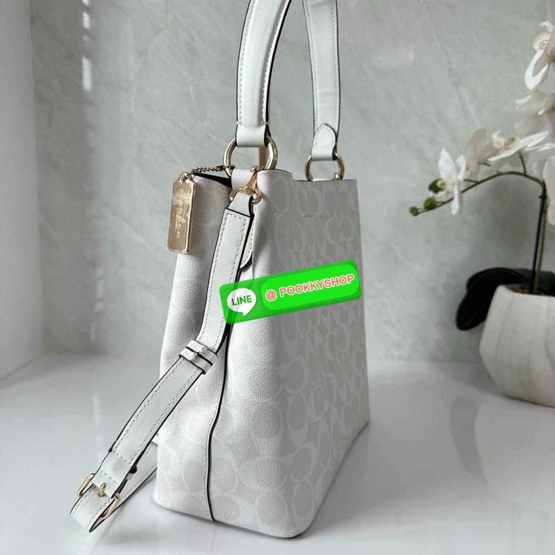 COACH TOWN BUCKET BAG IN SIGNATURE CANVAS (COACH 91512) 🔖 กระเป๋าสะพาย/ถือบัคเกต รุ่นคลาสสิคตลอดกาลไม่เอ้าท์ 🔖วัสดุ: แคนวาส ตัดหนังแท้ 🔖เปิด-ปิด กระเป๋าด้วยกระดุมแม่เหล็ก ภายในช่องโล่ง มีช่องซิปแบ่งตรงกลาง แยกเก็บของได้อย่างเป็นสัด
