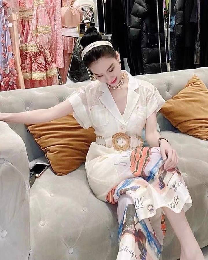 จั้มสูทเนื้อผ้าคอตตอนพิมพ์ลายริมทะเลสวยคมชัด งานมีซับใน และตกแต่งกระดุมทองเพิ่มความสวยหรูให้กับตัวเพย์สูท มาพร้อมเข็มขัดเข้าเซ็ท ให้ลุคสวยสดใสในวันสบายๆของคุณแน่นอนค่า