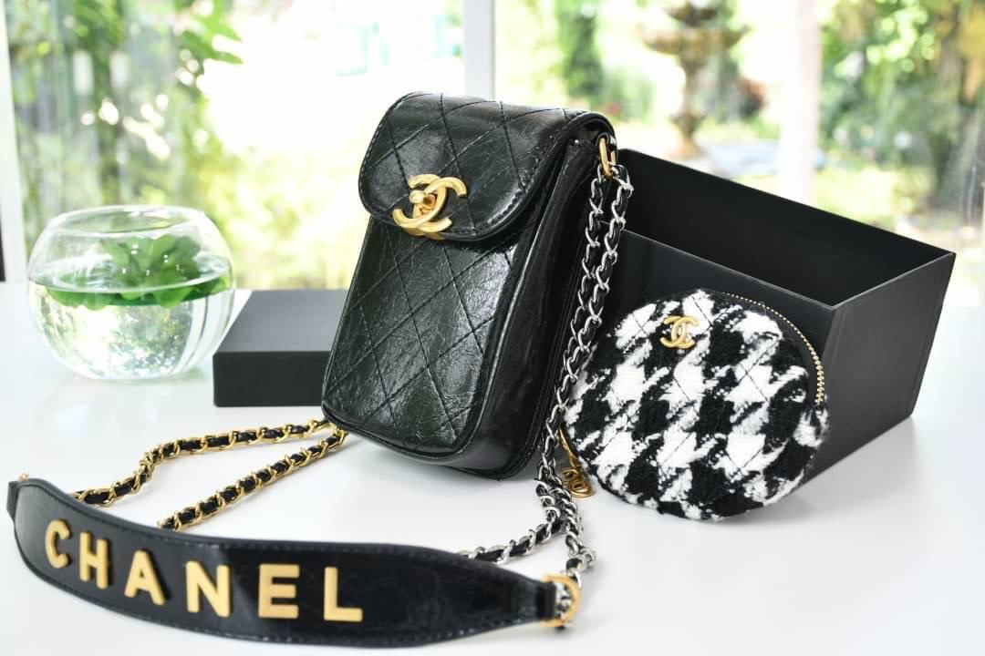 Chanel Shoulder Bag VIP Gift With Purchase (GWP) พรีเมี่ยมกิ๊ฟรุ่น Limited วัสดุหนัง pu เปิดปิดด้วยฝาปิดตัวล๊อคอะไหล่ทองและซิป หัวซิปแบรนด์ สามารถใส่ มือถือ iphone+ ของใช้จุกจิกได้เยอะ และมีกระเป๋าใส่เหรียญถอดได้ สายโซ่ร้อยหนังอะไหล่ทอง+เงิน Crossbody มาพ
