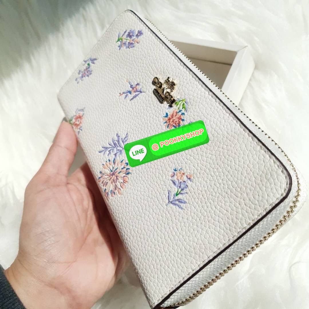 COACH 69832 ACCORDION ZIP WALLET WITH MEADOW PRAIRIE PRINT กระเป๋าสตางค์ใบยาวซิปรอบ ลายดอกไม้น่ารักมากเว่อร์!! ลวดลายตัดกับสีชอล์กได้อย่างลงตัว ดูละมุนน่าใช้ วัสดุหนัง pepble สวยทนทาน ใส่มือถือได้ ใส่ธนบัตรได้ทุกชนิด ใส่บัตรได้เยอะไปอีก!! จุๆแบบนี้ ราคาดี