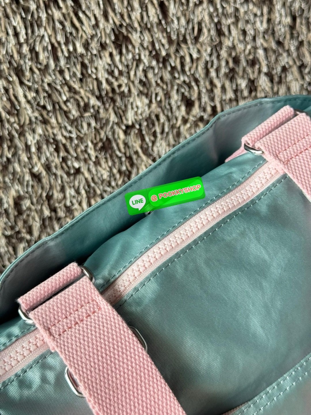 Kipling revir limited Japan shoulder bag เป็นอีกหนึ่งกระเป๋าสุดอเนกประสงค์สามารถใช้งานหลายรูปแบบทั้งกระเป๋าสะพายข้าง สะพายไหล่ หรือกระเป๋าถือด้วยสายสะพายที่สามารถปรับระดับและถอดออกได้ ดีไซน์คลาสสิกและเรียบง่ายพร้อมประดับโลโก้และลิงอันเป็นซิกเนเจอร์ แมตช์ก