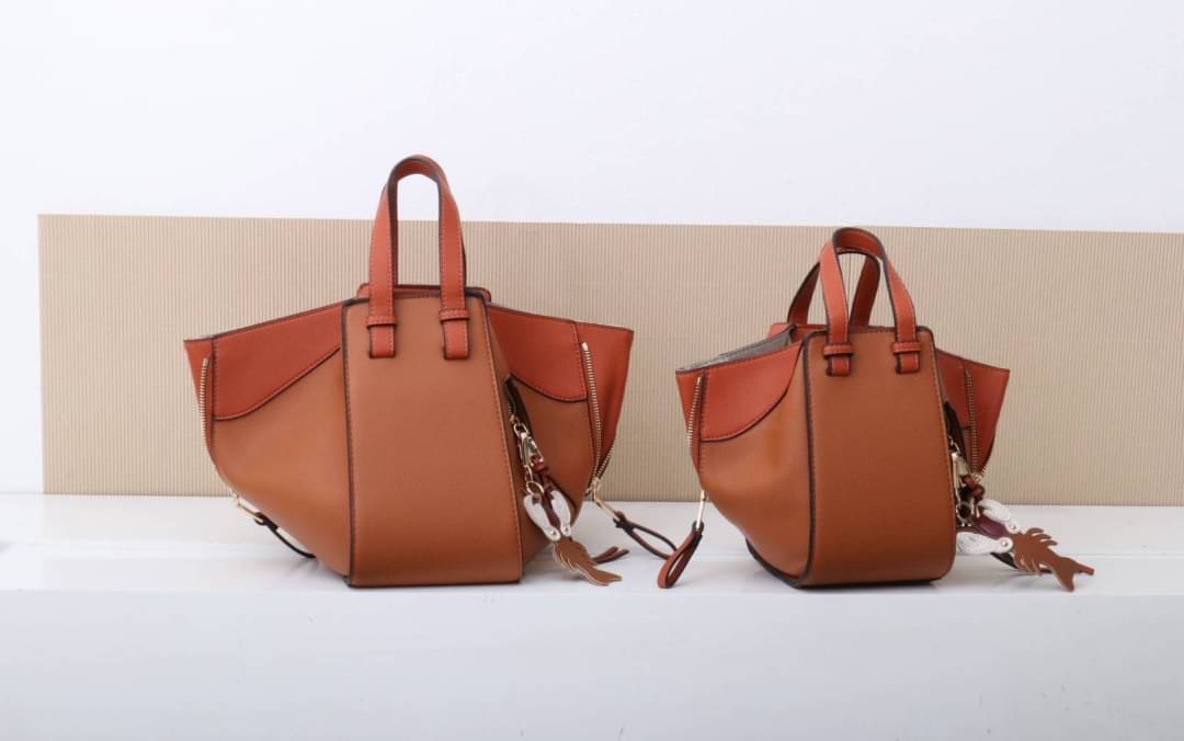 มาอีกรอบละจร้าาา Hammock รุ่นนี้ถามกันไม่เลิก เลยตั้งใจผลิตมาอีกครั้ง สวยๆทุกสี งายดีสวยเนี๊ยบทรงแป๊ะมาก พิเศษ..เลยจร้า แถมฟรี !! ตัวห้อยกุ้งน้อย เพิ่มความโดดเด่นขึ้นไปอีก ... งานนี้รับรองไม่ผิดหวัง ดีเทลรายละเอียดสวยมาก