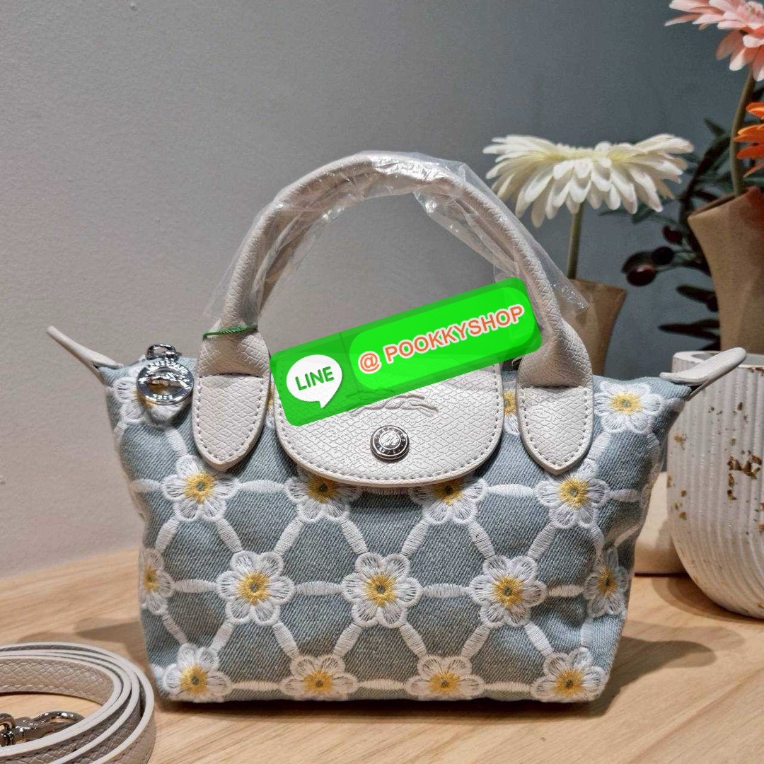 Longchamp le pliage collection XS handbag 🔆 Details น่ารักสดใสรับซัทเมอร์ กับกระเป๋าถือไซส์มินิ ขนาดเล็กพกพาสะดวก โดดเด่นด้วยลวดลายปักบนผ้าโทนสีพาสเทล รูปแบบและสไตล์เป็นเอกลักษณ์ เปิด-ปิดง่ายด้วยซิป มีหูจับถือในตัว และสายสะพายข้างปรับได้ ภายในเป็น