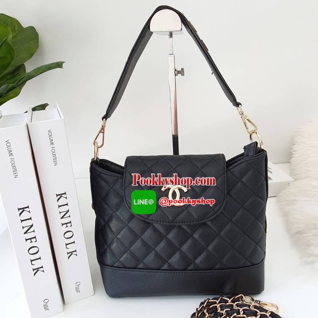 NEW ARRIVAL!! CHANEL VIP GIFT SHOULDER BAG รุ่น Limitedจากงาน VIP GIFT(GWP) ของแท้100% วัสดุหนังคาเวียร์เต็มใบ เปิดปิดด้วยซิปอะไหล่ทอง ด้านในใส่ของได้เยอะ มาพร้อมสายสะพาย2สายแบบ ทั้งสายโซ่สลับหนังและสายกนังคาเวียร์ ถนอมไหล่ ถอดออกได้ สวยหรูในราคาที่เอื้อม