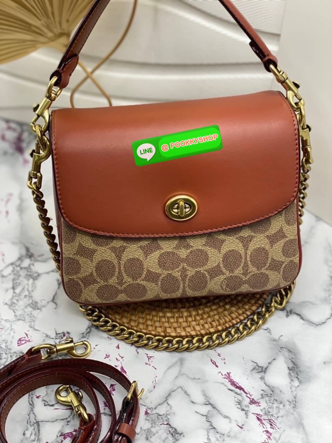 COACH 89089 CASSIE CROSSBODY 19 IN SIGNATURE CANVAS คัมแบ็คแล้วจ้า!! เรียบหรู ดูดี ต้องไอเท็มนี้เลย!! กระเป๋าสะพายข้าง สุดพิเศษ!! มีสายมาให้ถึง 3 แบบ!! สลับใช้แมทช์ตามสไตล์ได้เลย วัสดุหนังแคนวาสสลับหนังแท้ บอกเลยว่าสวยทุกสีนะคอลนี้ เปิด-ปิดด้วยตัวบิดล็อค