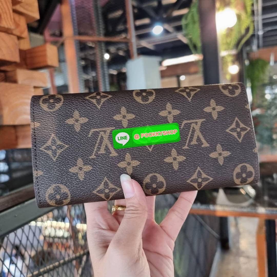 Hot item!! LV long flap wallet with gwp กระเป๋าสตางค์พรีเมี่ยมกิ๊ฟ เป็นไอเท็มสุดฮิต แบบฝาพับ ใช้งานสะดวกขึ้นกว่าเดิม รุ่น unisex ที่จะหนุ่มๆสาวๆ ก็ใช้ได้หมด!! ใบยาวขนาดกำลังเหมาะมือ ถือแล้วขับผิวทุกสี วัสดุหนังแคนวาส ทนทาน เปิด-ปิดด้วยกระดุม ภายในมีช่องใส