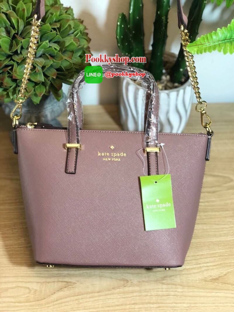 Kate Spade Cedar Street Mini Harmony Crossbody Small Handbag กระเป๋าสะพายใบเล็กสุดน่ารัก วัสดุหนัง Saffiano สวยหรูอยู่ทรงสไตล์ น่ารักไม่ซ้ำใคร ด้านหน้าประดับโลโก้สีทองสวย ภายในมีช่องซิปและช่องเล็ก สามารถใส่ ipad mini กระเป๋าสตางค์ใบยาวของใช้ได้จุกจิกได้เย