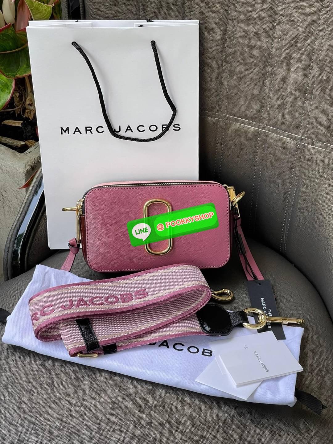 💕 Marc Jacobs Snapshot Bag กระเป๋าแบรนด์ดังจากสัญชาติอเมริกัน นับได้ว่ารุ่นนี้เป็นรุ่นทรงฮิตของ marc jacobs เลยทีเดียว โดยด้านหน้ากระเป๋าจะเป็นโลโก้แบบโลหะที่เป็นสัญลักษณ์ของแบรนด์นี้ มาพร้อมสายสะพายที่จะสะพายยังไงก็ดูโดดเด่น เพราะขนาดใหญ่ที่สกรีน