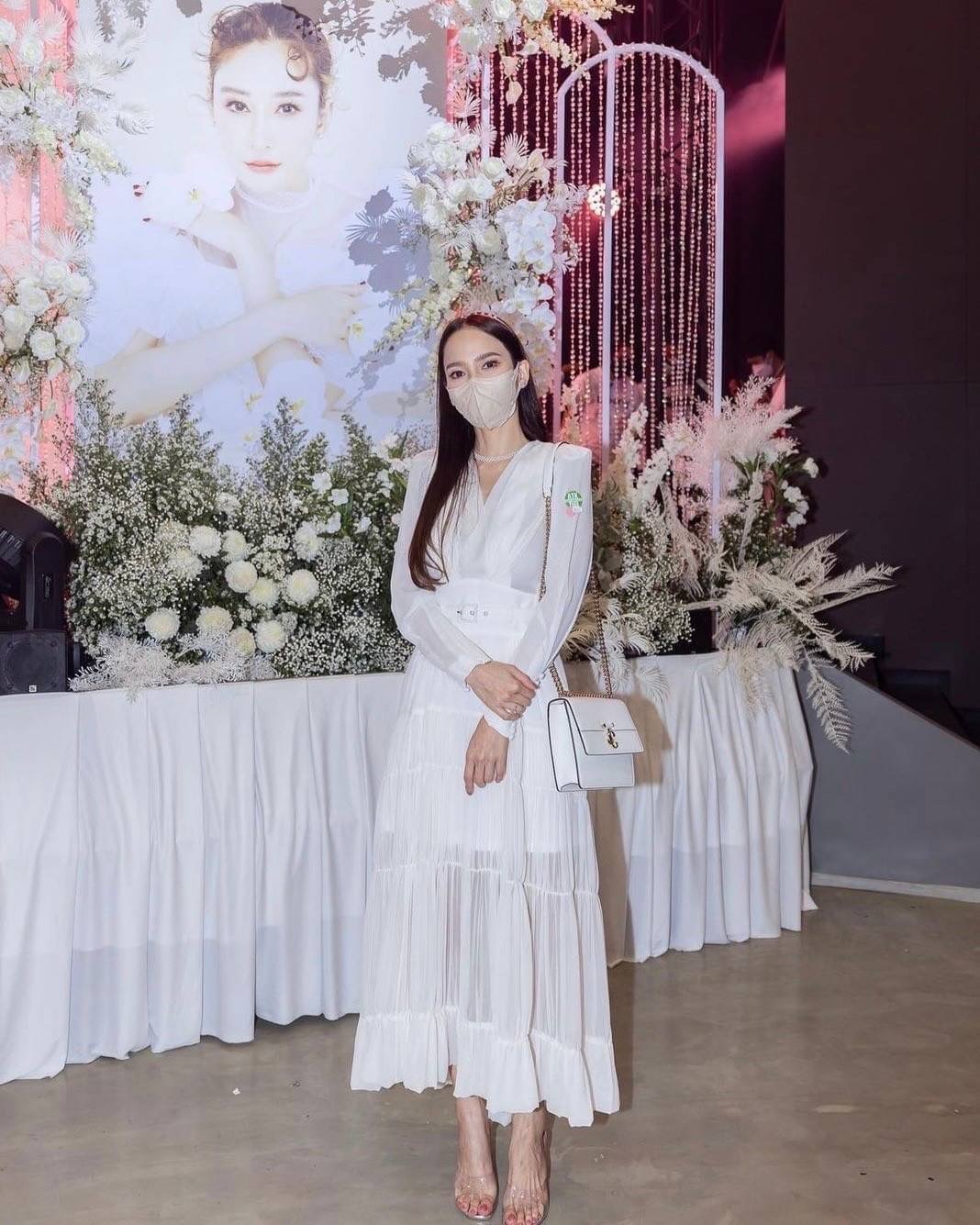 One&One Detail : แม็กซี่เดรสเนื้อผ้าชิฟฟอนช่วงกระโปรงตัดต่อแพทเทิร์นเป็นชั้นๆ ด้วยชิฟฟอนอัดพลีท ปลายแขนตกแต่งด้วยกระดุมปั้ม งานมีซับในซิปหลังพร้อมเข็มขัด ลุคนี้ใส่ทำบุญช่วงเข้าพรรษาสวยหวานแน่นอนค่า