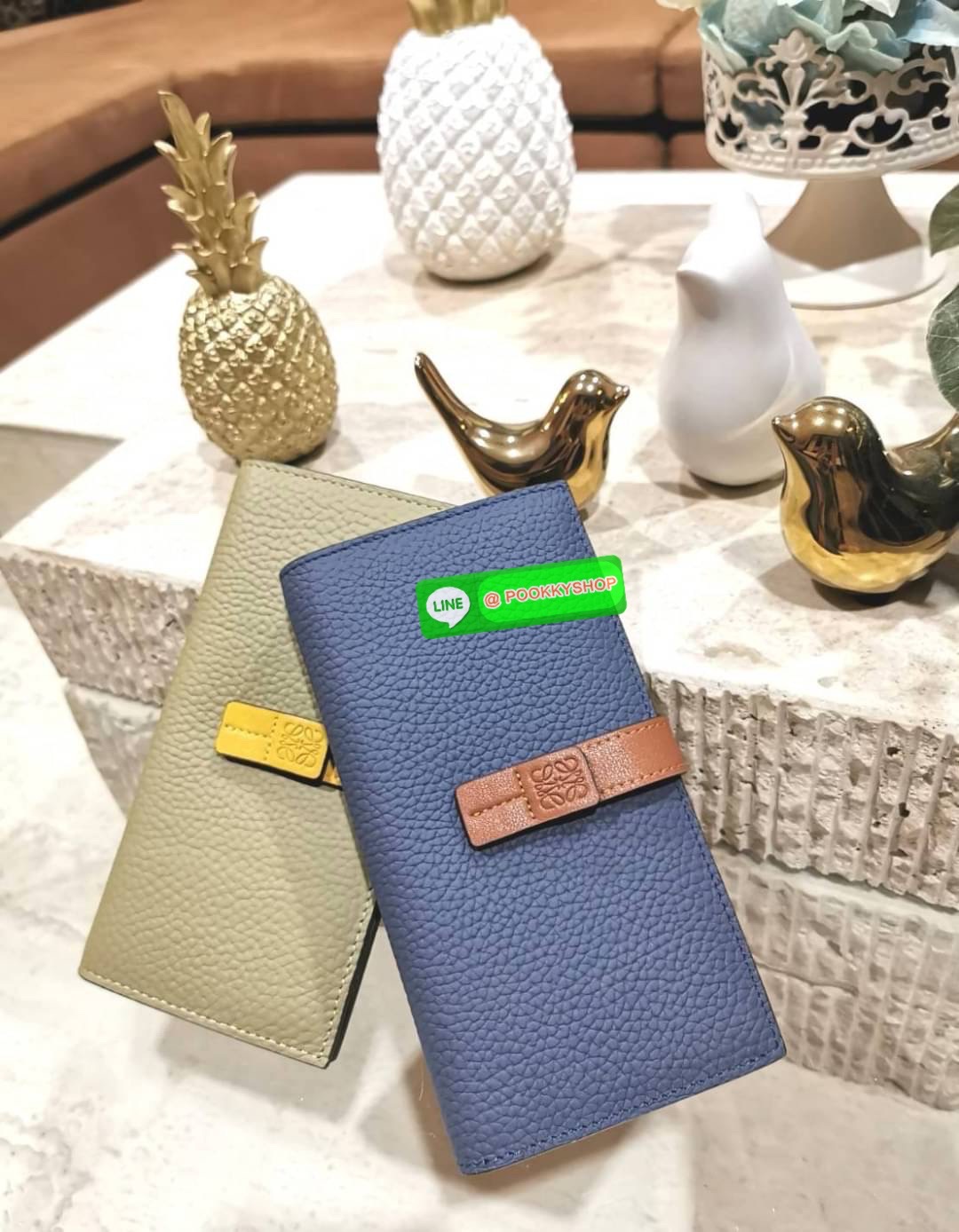 ✴️Don't Miss!✴️NEW! LOEWE LONG WALLET BAG VIP GIFT WITH PURCHASE-GWP กระเป๋าพรีเมี่ยมกิ๊ฟ Limited จาก LOEWE DUTYFREE COUNTER วัสดุหนังแท้เทคเจอร์สวยอยู่ทรงปั้มโลโก้แบรนด์ด้านหน้าเปิดปิดด้วยกระดุม ภายในมีช่องใส่ธนบัตรหลายช่อง ช่องหลักสาม