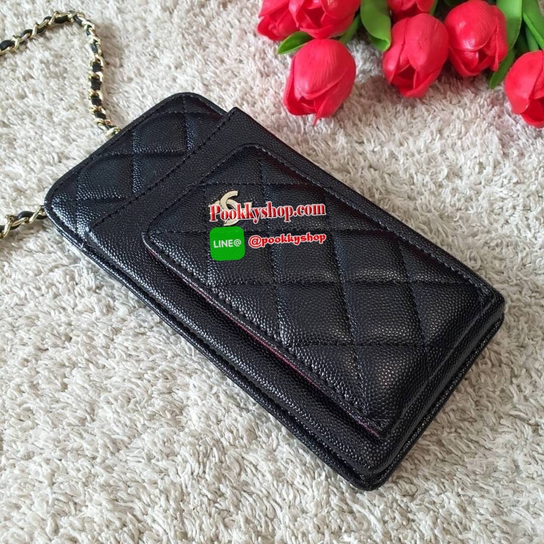 NEW ARRIVAL!! CHANEL VIP GIFT WOC BAG กระเป๋าสตางค์คล้องคอ/ Crossbody ที่กำลังมาแรงมาในตอนนี้ ตัวกระเป๋าเป็นกระเป๋าสตางค์หนังพียูลาย CAVIER อะไหล่ทองทั้งใบ ด้านหน้าใส่ iphone+ ได้ เปิดปิดด้วยกระดุมแม่เหล็ก สามารถใส่บัตรได้อีก4ใบด้านใน พลิกมาด้านหลังมีช่อง