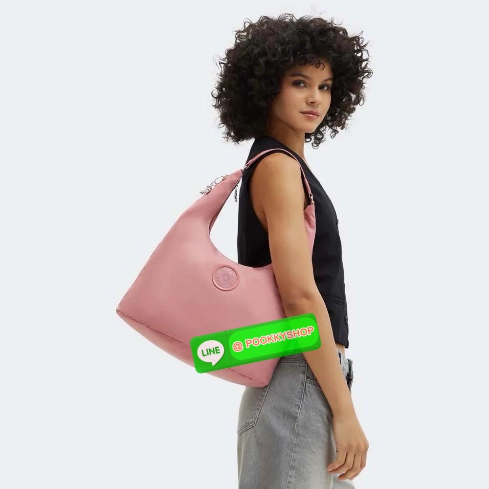 Kipling Eanna Zip กระเป๋าสะพายไหล่ดีไซน์ที่มาพร้อมสไตล์แบบจัดเต็ม เป็นแอคเซสเซอรีที่เข้ากับลุคไหนก็ได้อย่างลงตัว มาพร้อมช่องหลักปิดซิป ช่องจัดระเบียบด้านใน ช่องด้านข้าง รวมถึงช่องใส่ปากกาและสายคล้องกุญแจ เพิ่มความเป็นระเบียบสูงสุดในทุกการใช้งาน