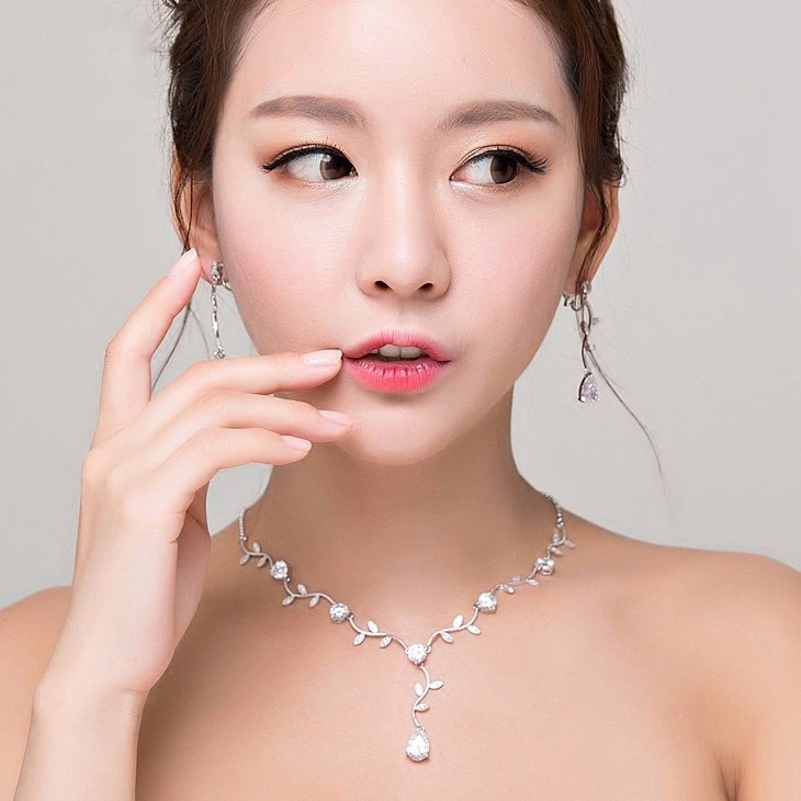 Hi-end Quality !!!! เซตต่างหู+สร้อย งานเพชร CZ แท้ งานเพชรคัดทุกเม็ดค่ะ ของจริงสวยมั๊กๆเลยค่ะ ดีไซใบไม้เลื้อยน่ารักที่สุด เพชรเล่นไฟดีมากๆๆๆ เพชรใสวิ้ง ดีไซส์น่ารักมากๆคะ งานสวย เริ่ดดด เพชรสวยวิ้ง เด้งไฟ งานเกรดจิวเวอรี่อย่างดีมีคุณภาพจ้า