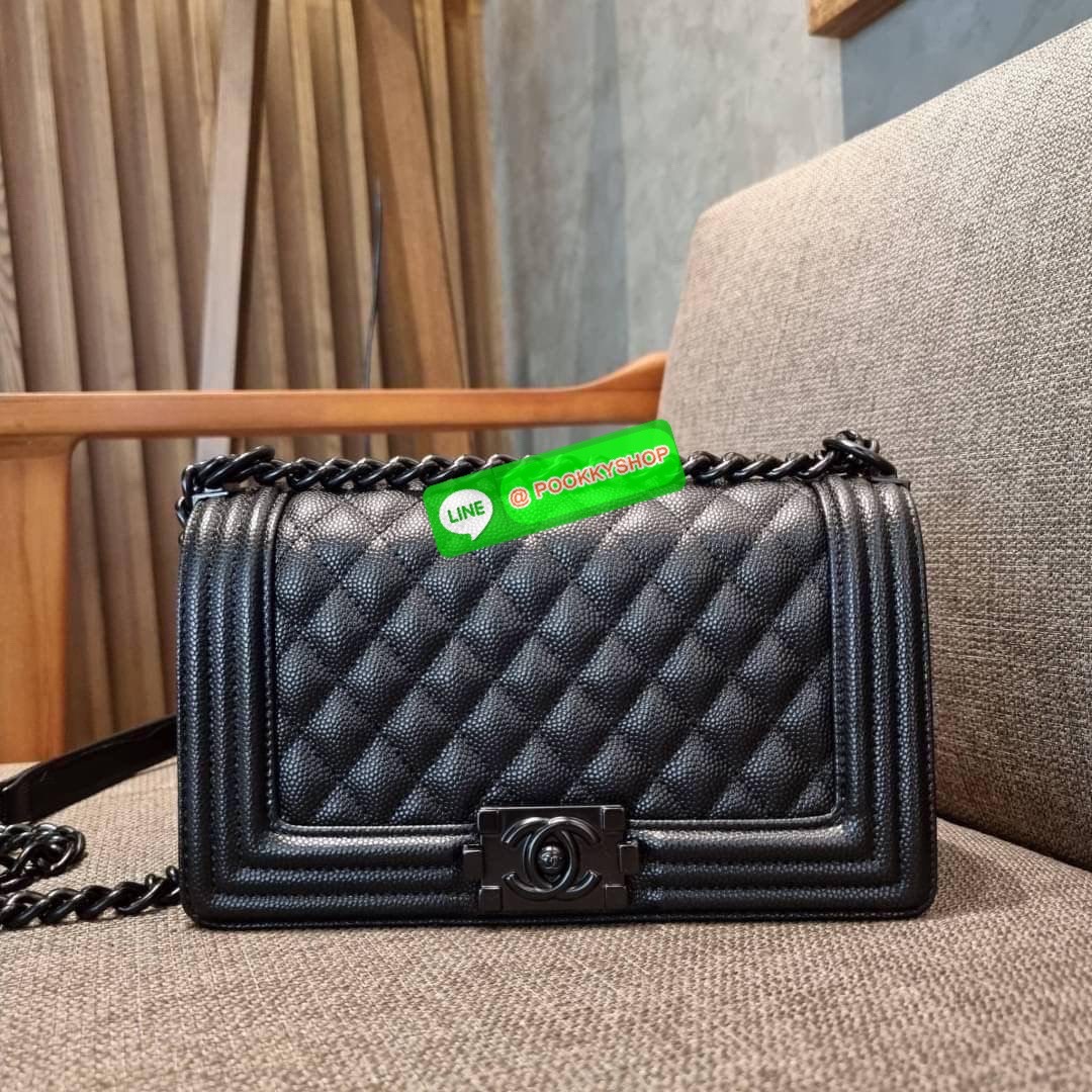 Chanel รุ่นสุดฮอต ดีไซน์อะไหล่ดำ เรียบหรูมากๆ!! วัสดุหนังลายคาร์เวีย ทรงคลาสสิคที่สาวๆห้ามพลาด!! ในราคาสุดจะคุ้มจากเคาน์เตอร์ dutyfree เปิด-ปิดกระเป๋าด้วยตัวล็อค ภายในโล่งกว้าง ไซส์ใหญ่ใส่ของได้เยอะ มีช่องแยกในกระเป๋า มาพร้อมสายสะพายโซ่สลับหนังรองบ่า (ถอด