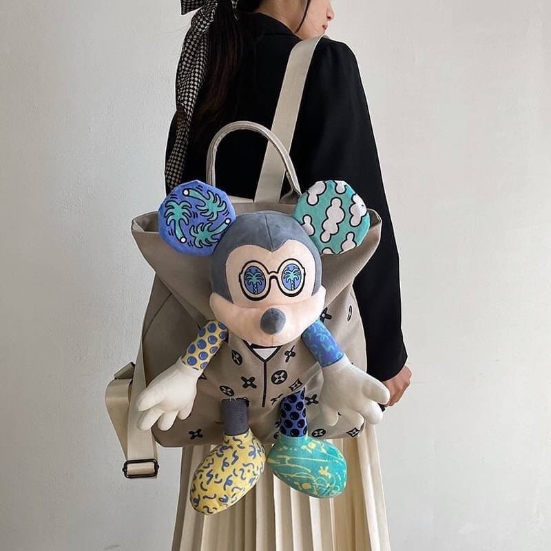พร้อมส่ง เป้ตุ๊กตา LV รุ่นนี้จะเพิ่มสีสัน งานสวยน่ารักมากค่ะ ผ้าหนาดีมาก ช่องเก็บของใหญ่มาก ด้านใน มีหลายช่อง ด้านหลังมีช่องซิปเก็บของสำคัญ เก๋ไก๋ไม่เหมือนใคร ตรงปกไม่จกตาแน่นอนจ้า