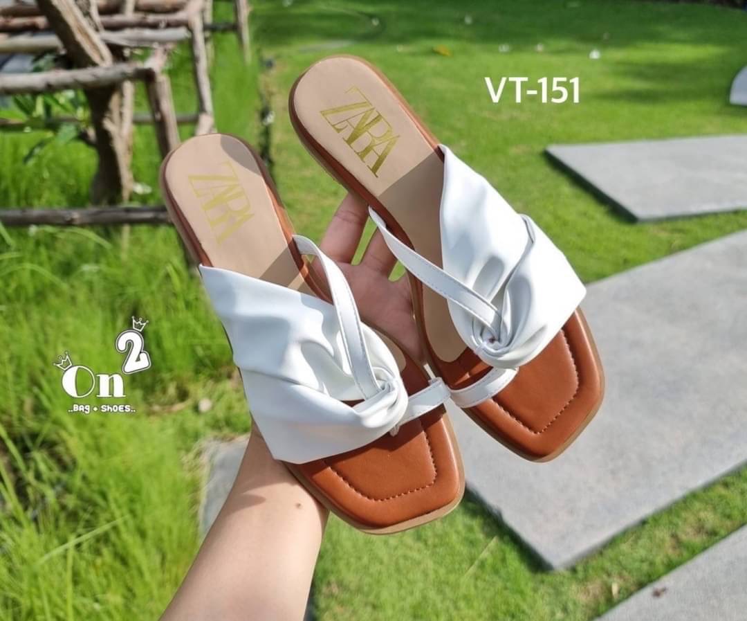 New in🦋🦋รองเท้าแตะ Zara แบบสวมนิ้วโป้งดีไซสน์หนังด้านข้างสวยเก๋มากๆค่ะ งานหนังPU เย็บอย่างดีพื้นเสริมนิ่ม ทนทานใส่สบายใส่ออกมาสวยค่ะ