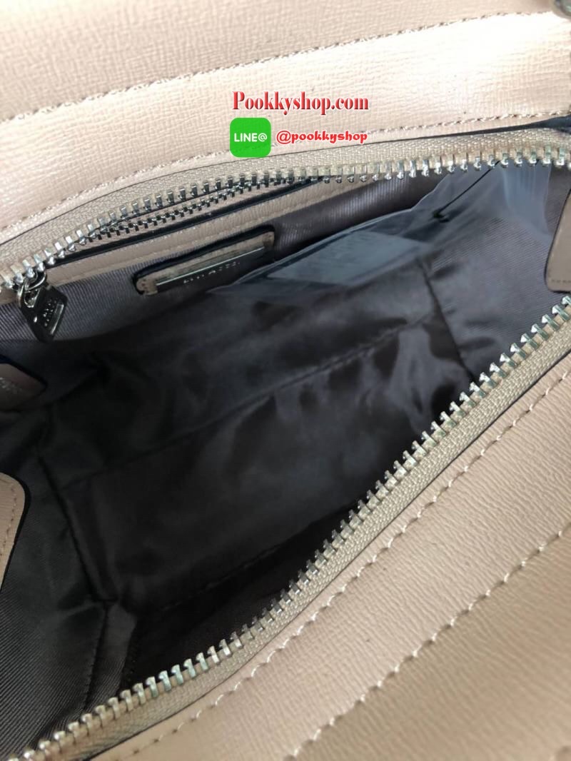 Lyn Handbag กระเป๋าถือ/สะพายวางอยู่ทรง ด้านหน้ามีปั๊มโลโก้แบรนด์ มาพร้อมพวงกุญแจหนังเข้าสีกระเป๋า มีหมุดรองฐานทั้ง 4 มุม หูหิ้วสามารถพับลงได้ เปิดปิดแบบซิป ด้านในมีช่องซิปเล็ก 1 ช่อง สามารถใส่ iPhone plus กระเป๋าเงินใบกลางได้สบายๆค่ะ มีสายสะพายยาวหนังปรับ