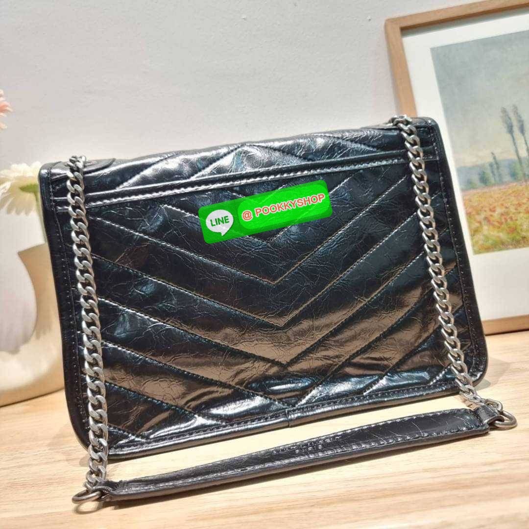 Yves Saint laurent shoulder bag with gwp กระเป๋าสะพายพรีเมี่ยมกิ๊ฟ จากเคาน์เตอร์ vip dutyfree ทรงคลาสสิค สุดฮอต ที่ใครๆก็ต้องมีใช้ ดีไซน์เรียบหรู วัสดุหนังแกะสัมผัสดี ใช้งานง่ายเพียงแค่เปิด-ปิดด้วยกระดุมแม่เหล็ก ภายในโล่งกว้าง จุของได้เลยสบายๆ กระเป๋าสตาง