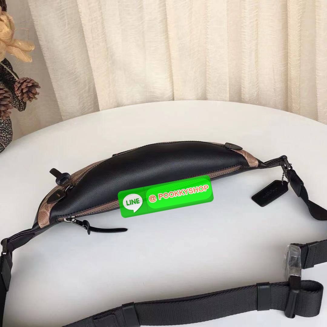 Coach 40345 Rivington Belt Bag In Signature Canvas สายแฟต้องร้องว้าว “ลายมีอยู่ทั่วไป…แต่ลายที่มี C อยู่ด้วย ใครเห็นก็รู้ว่า ‘เท่แบบ Coach’” Coach Charter Belt Bag ลาย C สุดเก๋ ทรงโค้งครึ่งวงรี คาดอกได้เท่ คาดเอวก็เก๋ ใครใส่ก็หล่อดูดี มีเอกลักษณ์เฉพาะตัว!