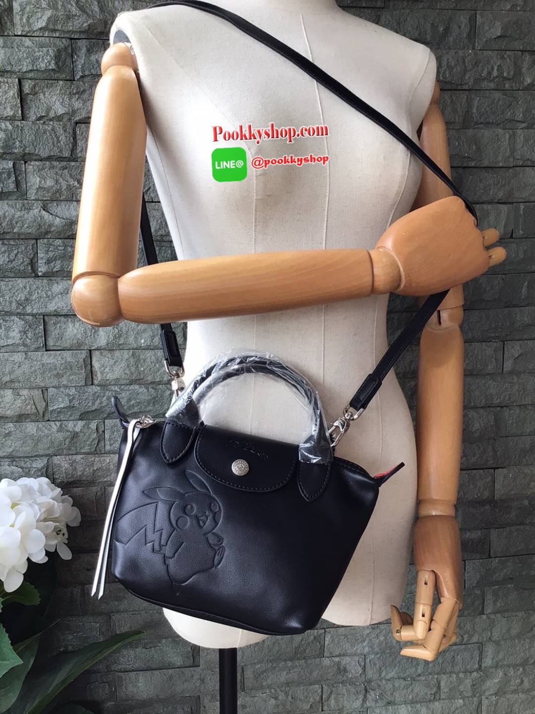 🚚 พร้อมส่ง 🚚 LONGCHAMP X POKE’MON TOP HANDLE BAG XS ขนาด มินิ รุ่น 1500 Collection LE PLIAGE CUIR Fall/ Winter เรียบหรูอย่างฝรั่งเศสกับความน่ารักคาวาอิแบบญี่ปุ่นมาผสม ซึ่งจะเป็นการนำเอาลวดลายพิคาชูมารังสรรค์ลงในกระเป๋าสุดคลาสสิกของแบรนด์ ก