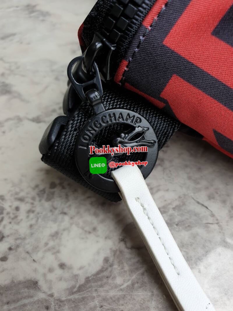 Longchamp Le Pliage Graphic Nylon Belt Bag กระเป๋า คาดอก / คาดเอว ลายกราฟฟิก วัสดุเนื้อผ้า Nylon Canvas เคลือบกันนำ้ ตัดด้วยหนังแท้ที่มีน้ำหนักเบา มี 2 ช่องซิปสะดวกใช้ ดีไซน์เรียบง่ายแต่เต็มไปด้วยความคลาสสิก ที่จับหัวซิปปั้มแบรนด์ จุของได้เยอะ ใบนี้แนะนำเ