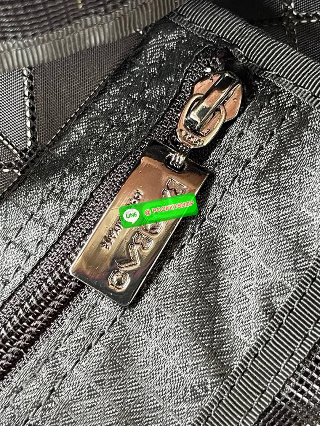 Baobao Issey Miyake Prism Frost ToTe Bag ซีรีส์ที่มีความแวววาวนุ่มนวลและมีลวดลายคล้ายเกรนของผ้าเพื่อสร้างลุคที่มีเท็กซ์เจอร์ กระเป๋าโท้ตที่มีให้เลือกอย่างหลากสี มีกระเป๋าซิปด้านในที่สามารถเก็บของมีค่าได้อย่างปลอดภัย เช่น บัตรโดยสารประจำและกุญแจ กระเป๋าโท้