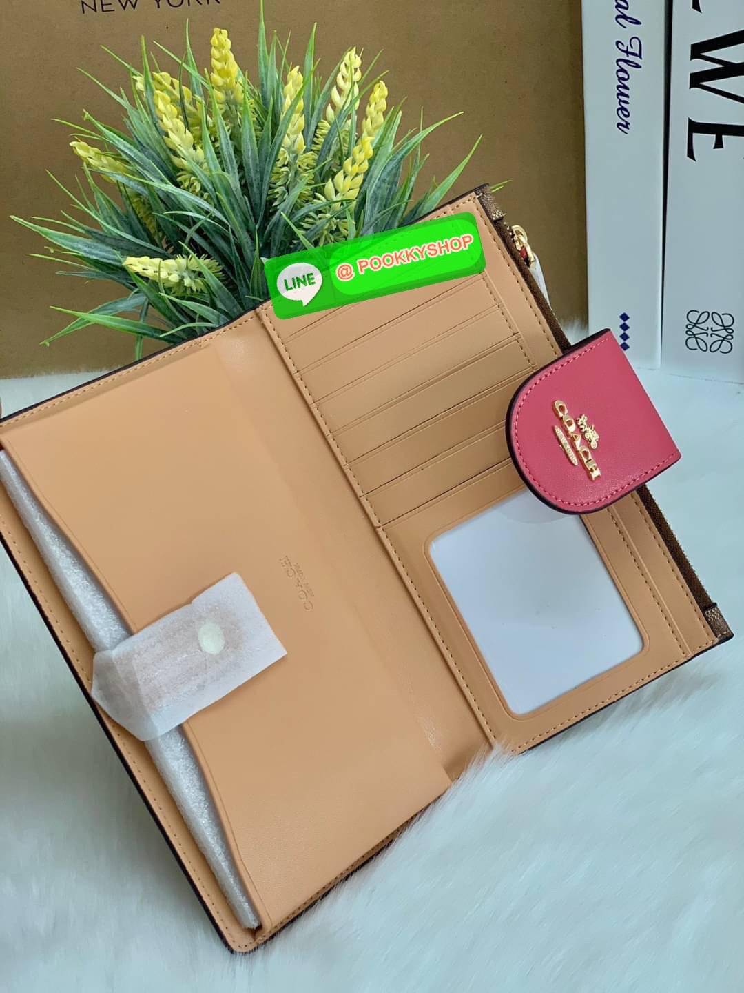 COACH TECH WALLET IN COLORBLOCK SIGNATURE ((C2874)) ✔️กระเป๋าเงินใบยาว หนังแท้ พร้อมสายคล้องมือในตัวค่ะ ✔️เปิดปิดด้านหน้าแบบฝากระดุม ภายในมีช่องใส่ธนบัตร2ช่อง ;สามารถใส่มือถือ iphone 10 xs max ได้เลยค่ะ ✔️มีช่องเสียบธนบัตร7ช่อง;พร้อมช