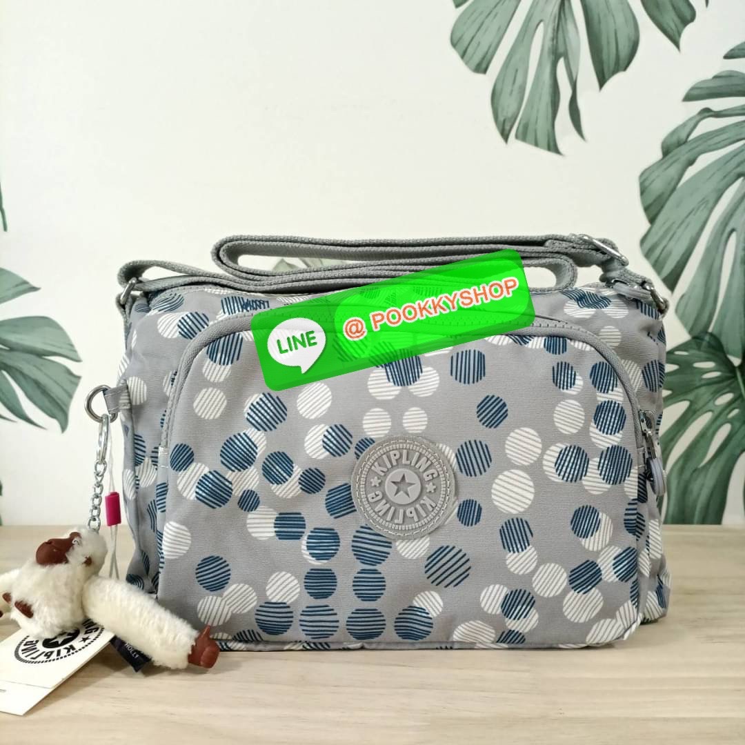 KIPLING RETH CROSSBODY BAG วัสดุ Nylon+polyester กระเป๋าสะพายข้างหรือ สะพาย Crossbody ได้ เปิด-ปิด ด้วยซิปปั๊มแบรนด์ที่หางซิป พร้อมช่องช่องหน้าแยกใส่ของใช้เล็กๆ น้อยๆ ได้ ช่องหลัก 2 ช่อง ด้านในโล่งกว้าง สามารถจุสัมภาระได้เยอะ มีช่องซิปด้านในและสายคล้องพวง