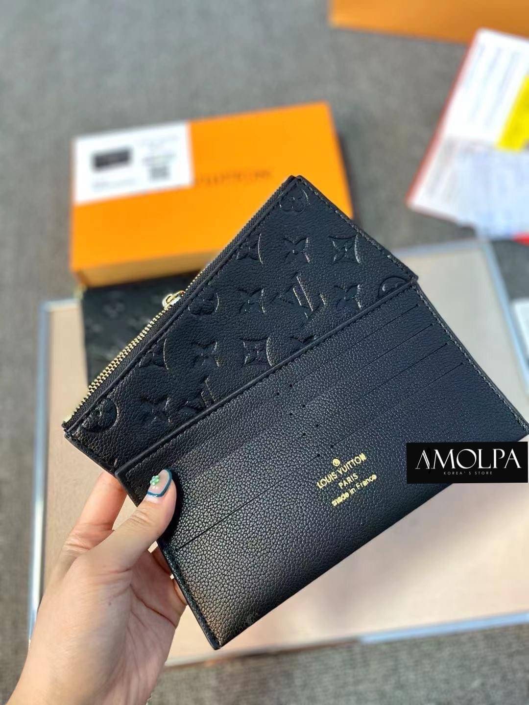 กระเป๋า LV CROSS BODY BAG มาพร้อมกล่อง และถุงผ้า ใบสวย หรูมากกก สวยยม๊ากกก งานเหมือนแท้ม๊ากก เป็นของฝากของขวัญผู้รับถูกใจแน่นอน หรือ ใช้เองครบสี ก็เก๋ๆ อยู่นะเตงงงงง