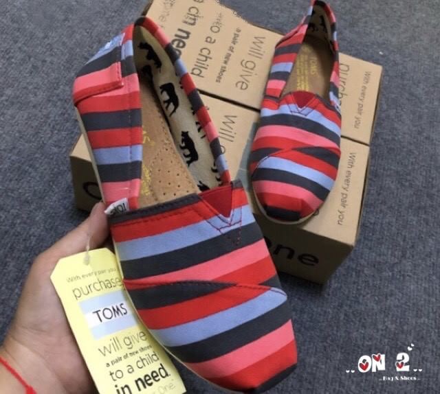 Toms Shoes พร้อมส่งค่ะส่งสุดฮิตรองเท้าสุดป๊อบมาทั้งลายNormal และลาย limited edition ใครรอรุ่นนี้อยู่ห้ามพลาดนะคะ