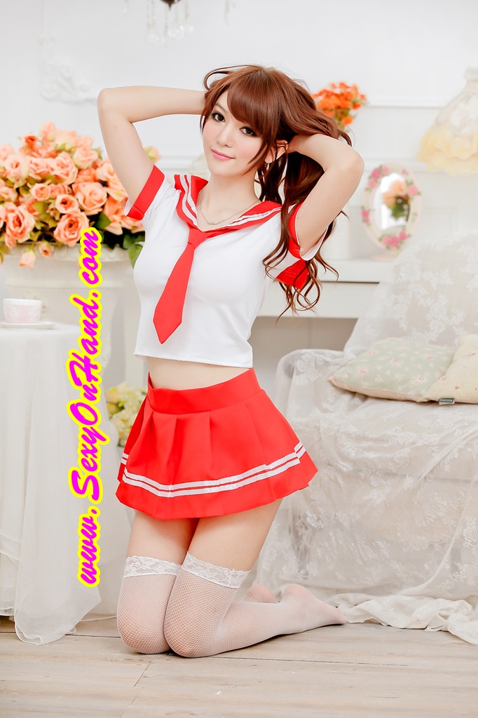 ชุดแฟนซี ชุดคอสเพลย์ ชุดนักเรียนญี่ปุ่น สีแดง คอปกทหารเรือ แต่งขลิบขาว กระโปรงอัดจีบรอบ แต่งแถบริบบิ้นขาว พร้อมเน็คไท เข้าชุด