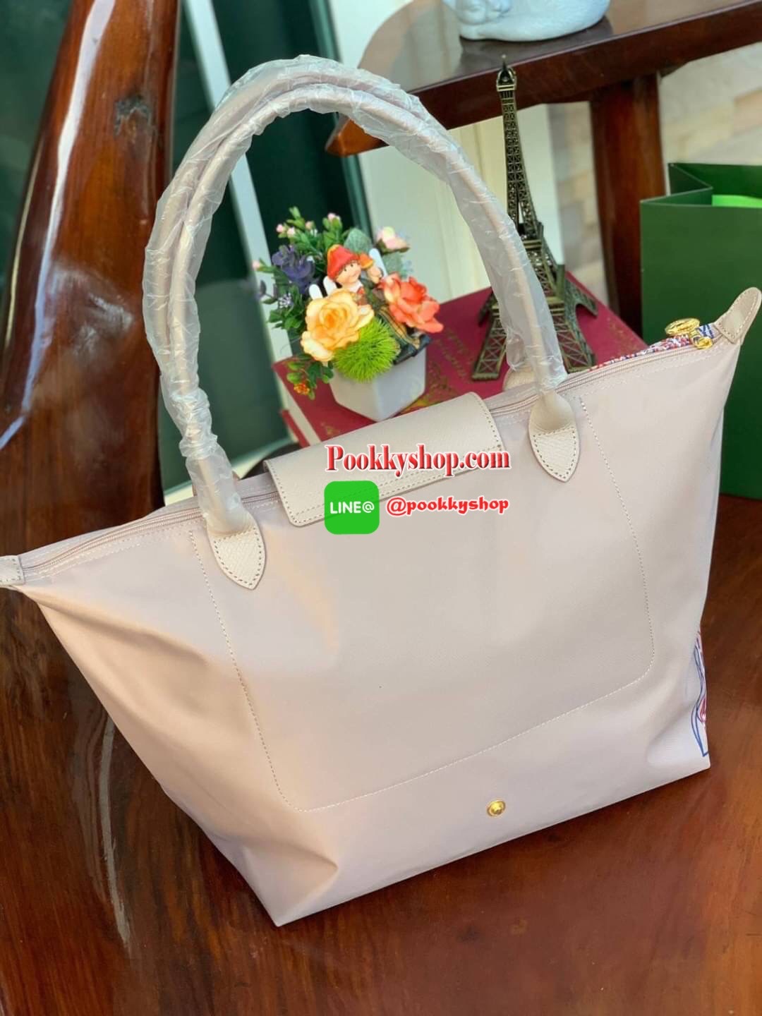 Longchamp Made In France Le Pliage Eiffel Tower Limited Edition Tote Bag สุดลิมิเตทกับlongchamp ที่ ออกมาเฉพาะซีซั่น พิมพ์ลายหอไอเฟล สามาถพับเก็บได้ ตรงตามชื่อทรง (คำว่า Le Pliage เป็นภาษาฝรั่งเศส แปลว่าการพับ) ส่วนฝาปิดและหูจับเป็นหนังที่ทำให้กระเป๋าดูไม