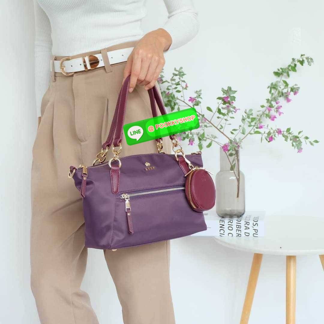 รุ่น KANNY with zipper รุ่นนี้พัฒนาต่อยอดมาจากรุ่น KANNY คอลเลคชั่นเดิมที่เป็นหนึ่งรุ่นที่ขายดีของทางแบรนด์เพราะเป็นกระเป๋าที่ฟังชั่นตอบโจทย์การใช้งานมากที่สุด 📍ตัวกระเป๋าน้ำหนักเบามาก 📍ทำจากไนล่อนนาโนกันน้ำ 📍ทำช่องแบ่งเก็บด้านใน ใ