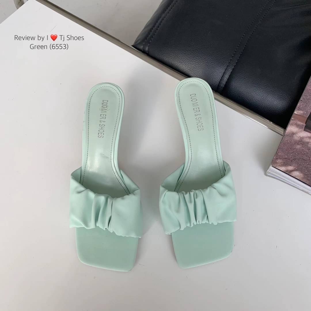 !!! พร้อมส่งรองเท้านำเข้าที่สวยเกร๋ขายดีสุดๆ !!! หนังรุ่นนี้นิ่มมากสวยมาก สวมใส่ง่าย เรียบหรูดูดี ใส่ได้เรื่อยๆ ไม่ตกเทรนด์ แมทกับชุดอะไรก้ดูเก๋ดูแพงมาก ควรมีไว้เป็นคู่โปรด ของจริงงานดีมากสวยมาก ตรงปกแน่นอน เพราะรูปถ่ายจากสินค้าจริง เป็นรุ่นที่แนะนำ รีบสั